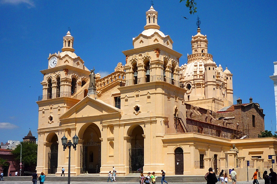 Insólito: la Iglesia de Córdoba presiona en la Legislatura para salvar a los cuidacoches ilegales