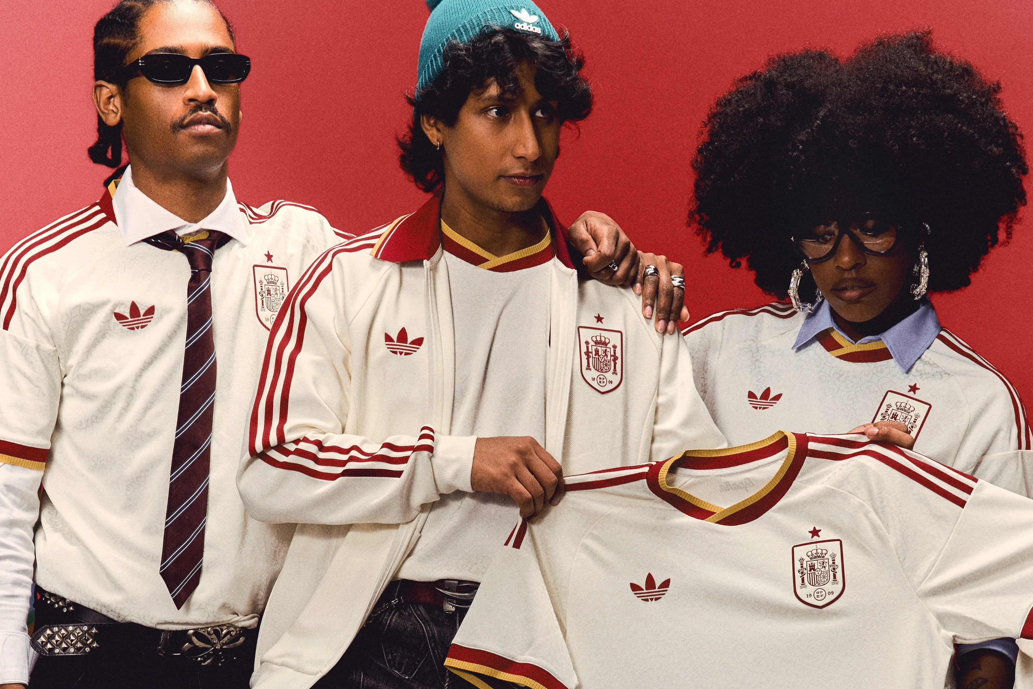 Adidas promocionó la nueva camiseta de la selección española con modelos negros y árabes