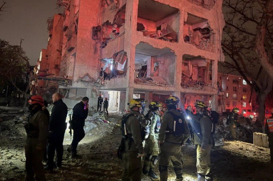 Misiles iraníes penetraron las defensas y golpearon zonas urbanas en Israel: hay más de 100 heridos