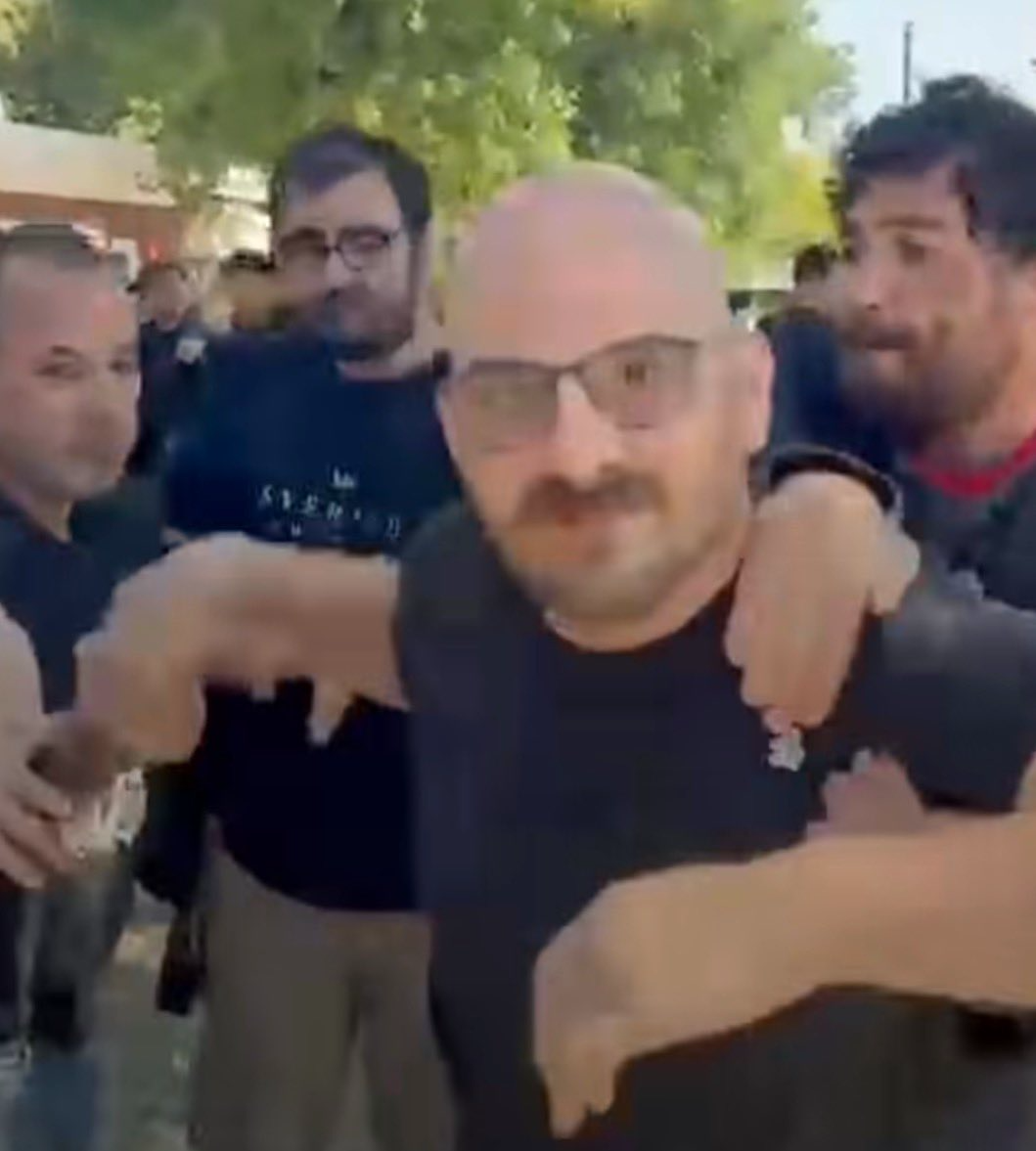 Juan Tumini arrojando un golpe contra los jóvenes liberales.