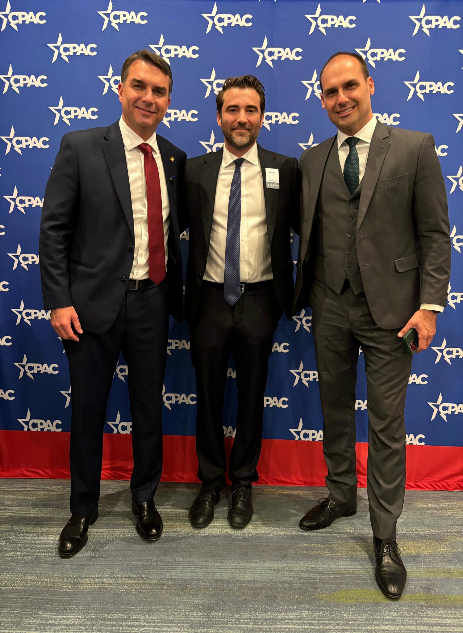 Javier Negre junto a Flavio y Eduardo Bolsonaro.