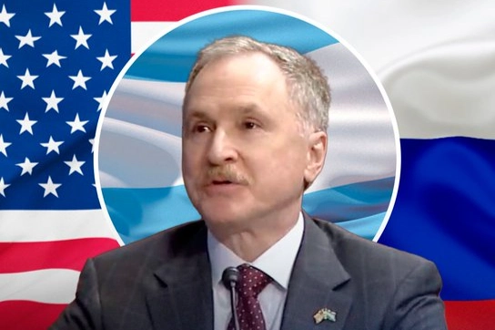 "INACEPTABLE": el embajador de EEUU, Peter Lamelas explotó ante la red de desinformación ilegal rusa