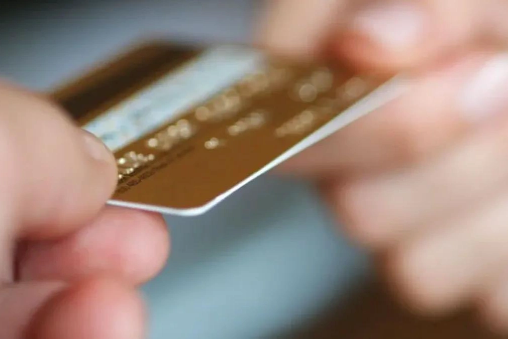 Suiza le da una cachetada al cashless: Uruguay casi se condena con la misma locura