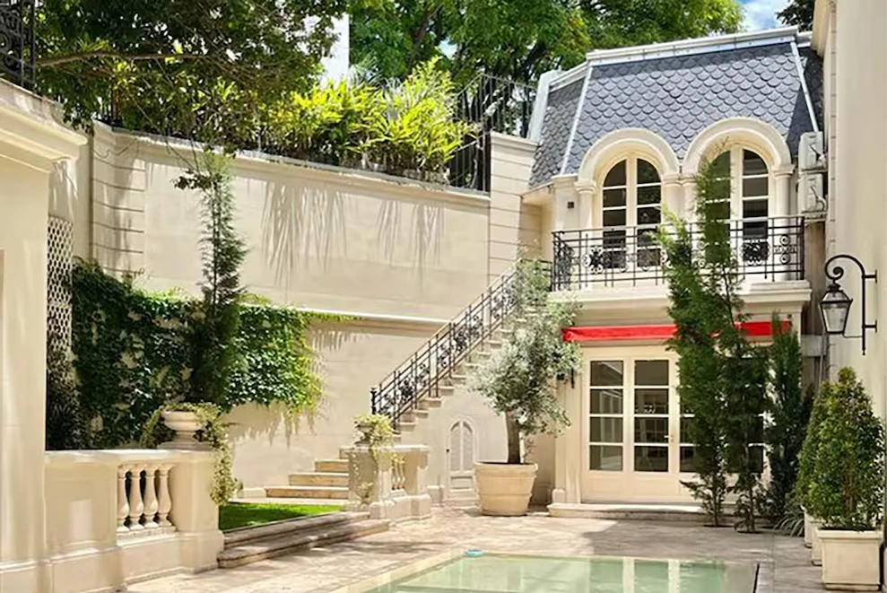 Pampita puso a la venta la lujosa mansión de Barrio Parque en la que vivió con Roberto García Moritán