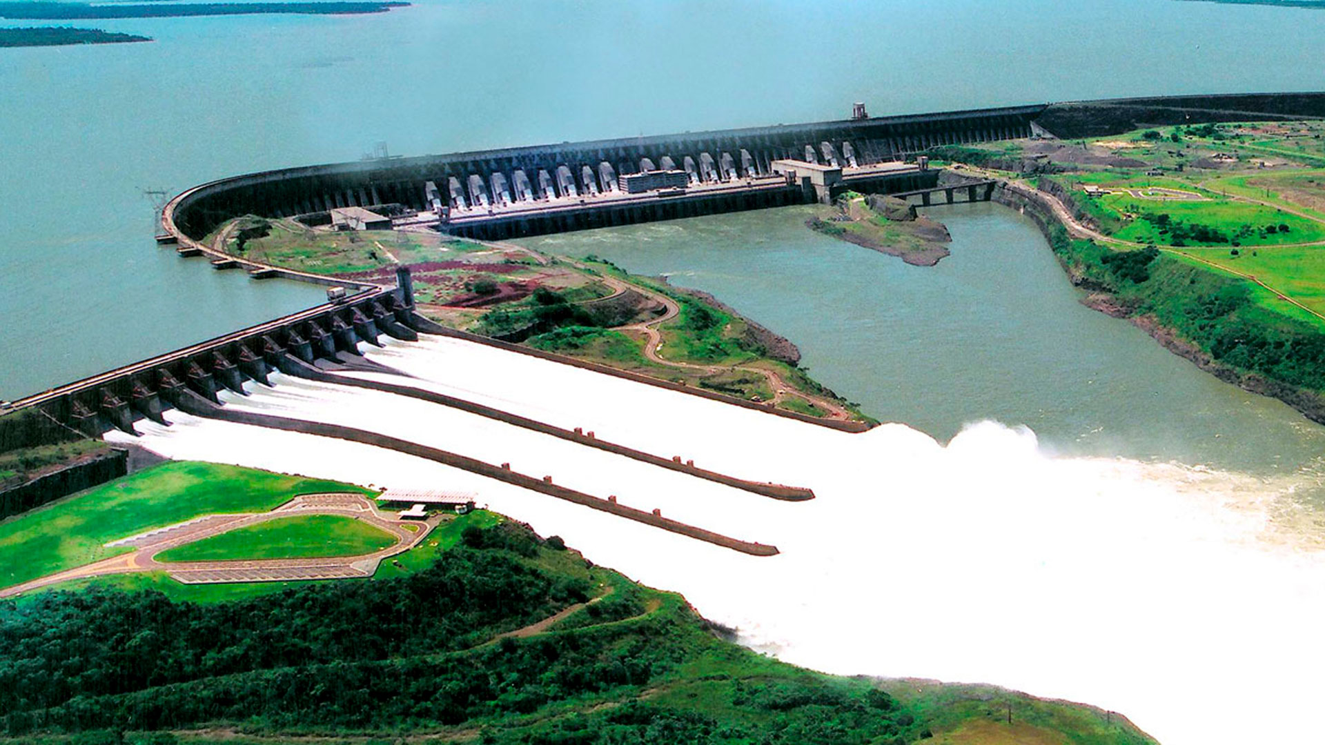 La represa de Itapú, proyecto desarrollado conjunto entre Paraguay y Brasil.