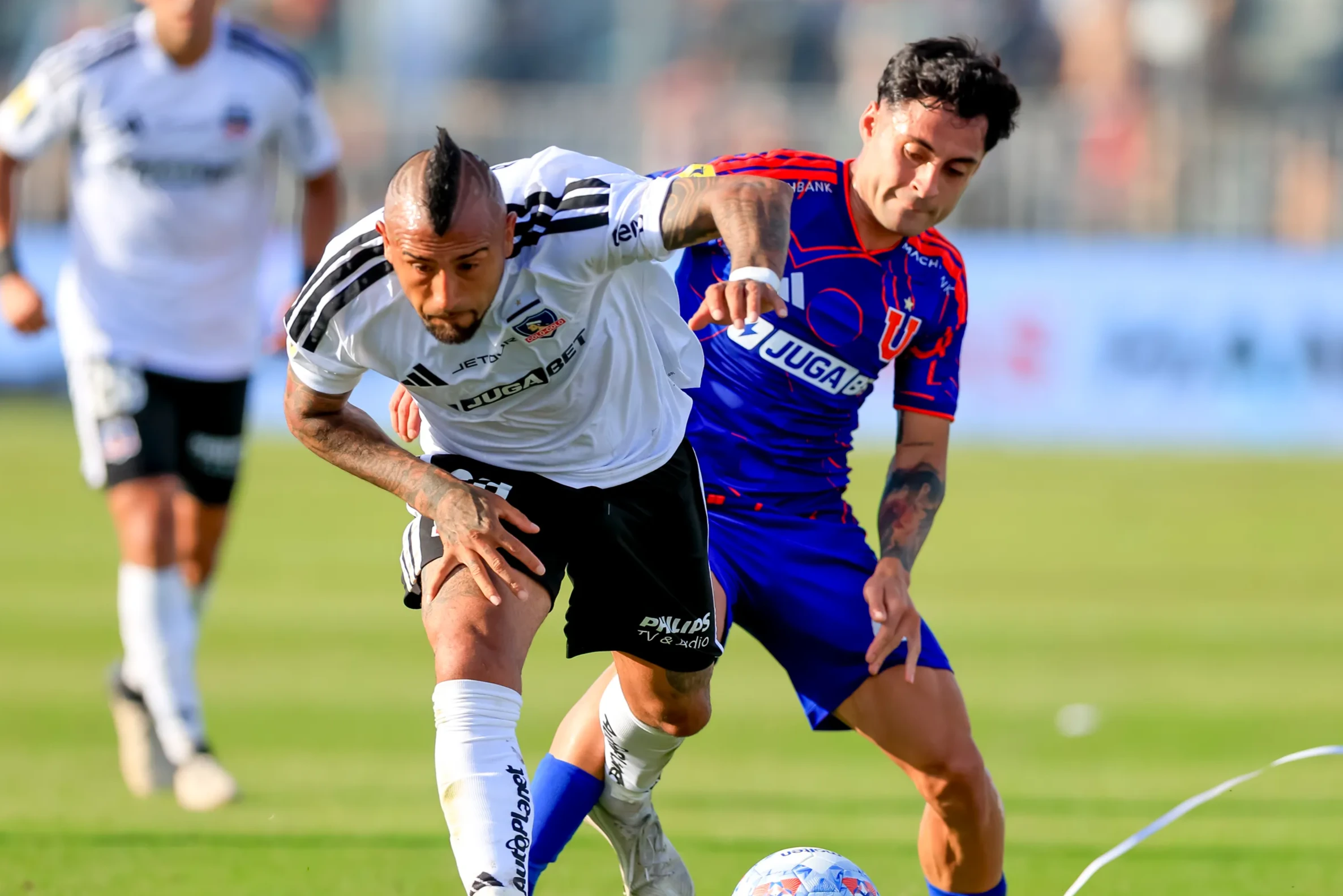 Nueva polémica de la U de Chile: un hincha murió tras un enfrentamiento armado con la barra de Colo-Colo