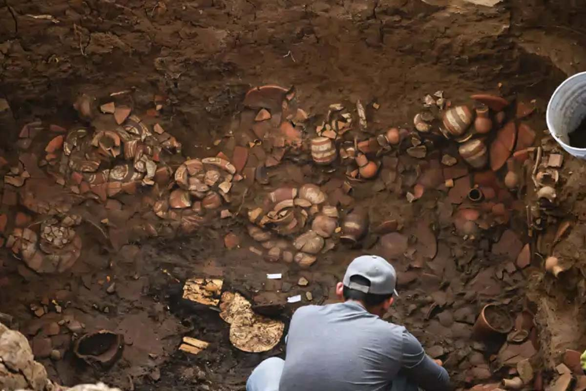 Encontraron una tumba con objetos de oro, cerámica y restos humanos