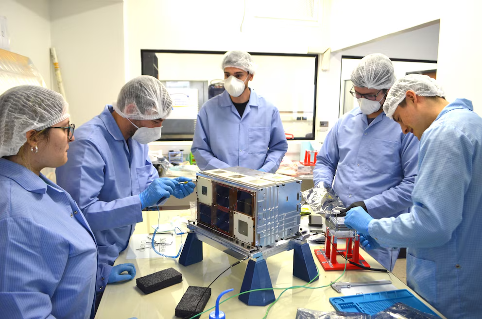 El proyecto es resultado de un trabajo articulado entre la CONAE, la Universidad Nacional de La Plata, la Universidad Nacional de San Martín, la Facultad de Ingeniería de la UBA, el Instituto Argentino de Radioastronomía, la Comisión Nacional de Energía Atómica y la empresa VENG.