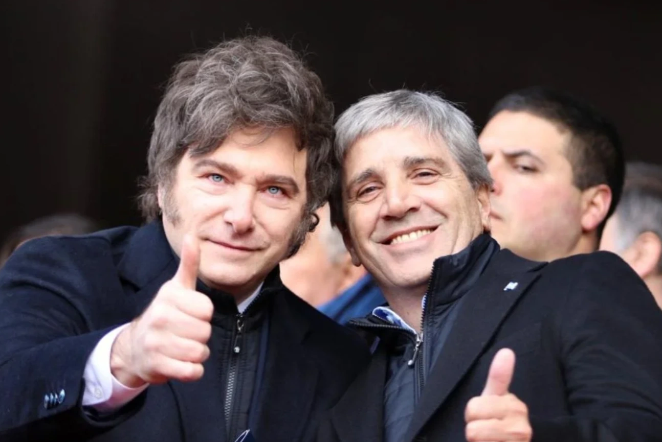 Javier Milei junto a su ministro de economía, Luis 
