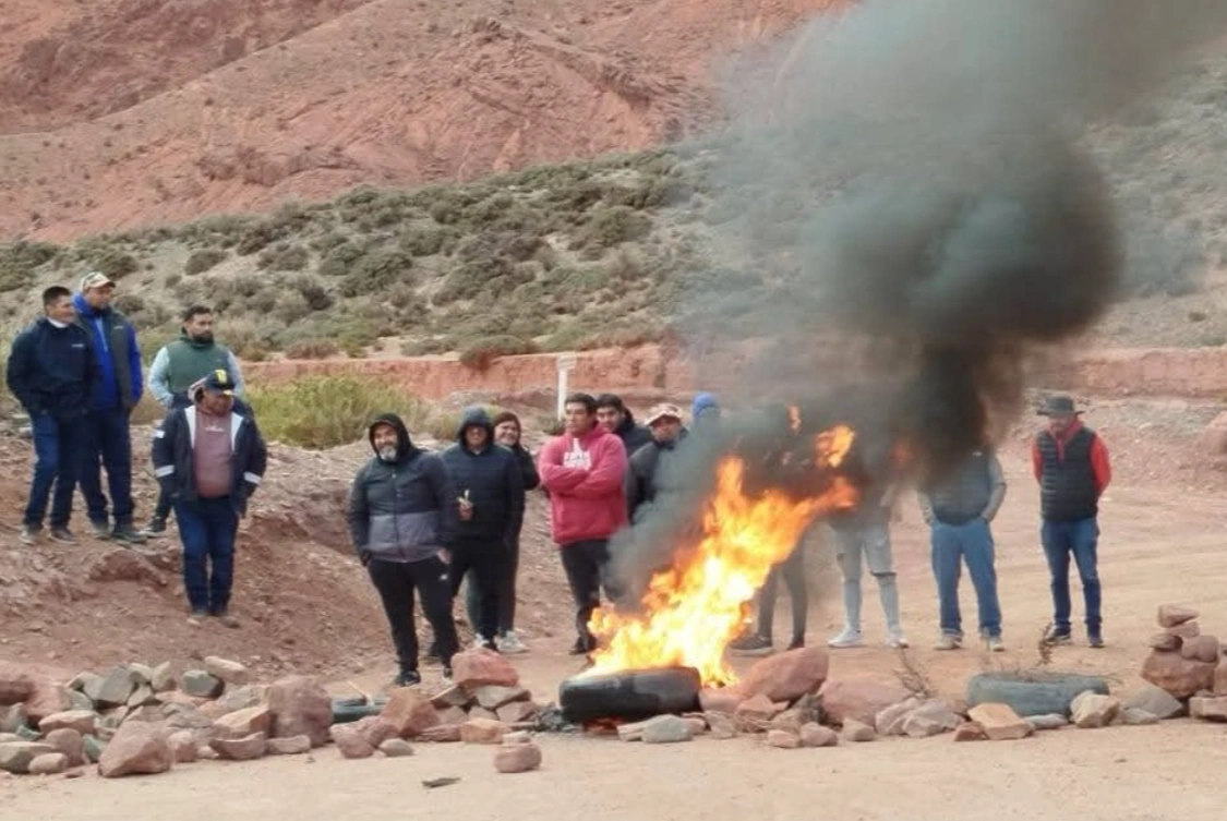 Escándalo en La Rioja: el intendente Orquera corta una ruta y bloquea una mina en San Juan