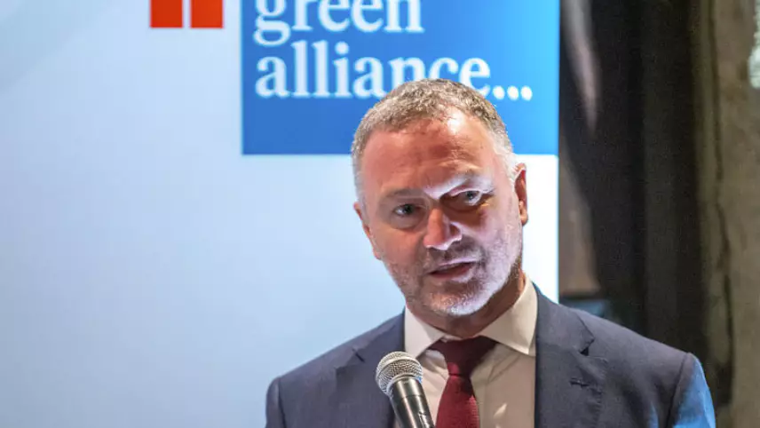 El ministro de Vivienda aseguró que estas medidas buscan impedir la injerencia extranjera en la política británica