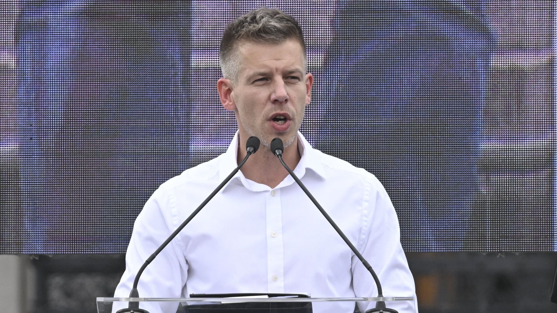 Sin embargo, varias figuras conservadoras han advertido que una victoria del partido Tisza podría arrastrar a Hungría a un conflicto regional