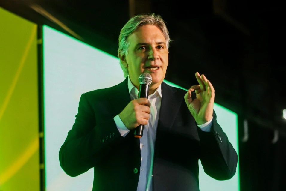 Córdoba: Llaryora reactiva la prohibición de cuidacoches y limpiavidrios en la provincia