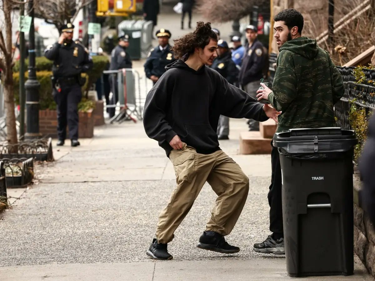 Dos terroristas auto-radicalizados del Estado Islámico (ISIS) arrojaron un aparato explosivo con tuercas y clavos en su interior