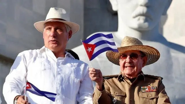 El dictador cubano Diaz-Canel junto a Raúl Castro.