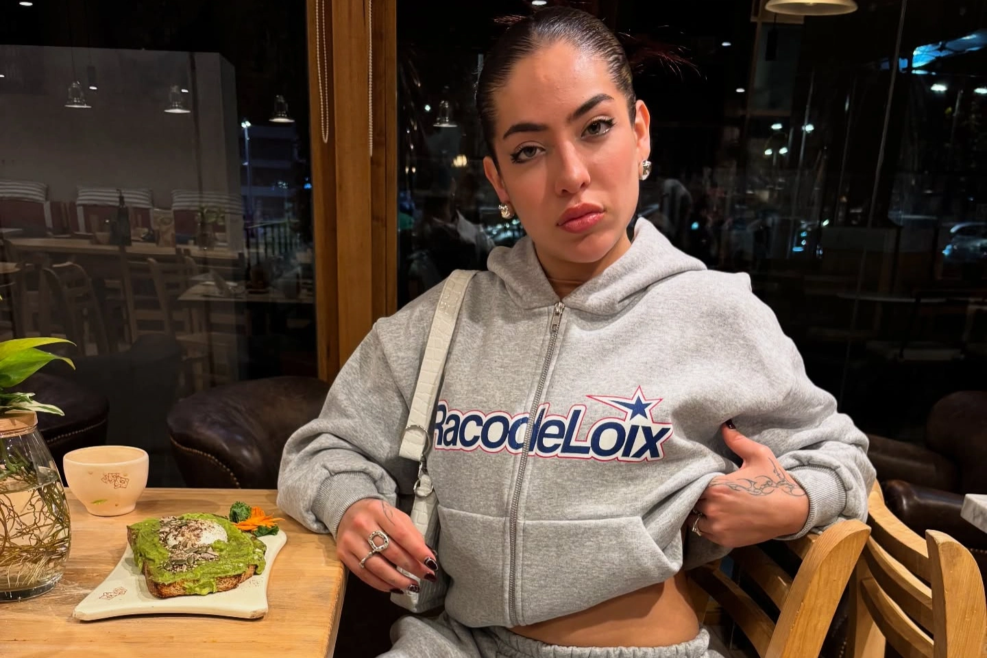 Ailín, la hermana de María Becerra, contó los detalles de la noche en la que Emilia Mernes la hizo echar de un boliche