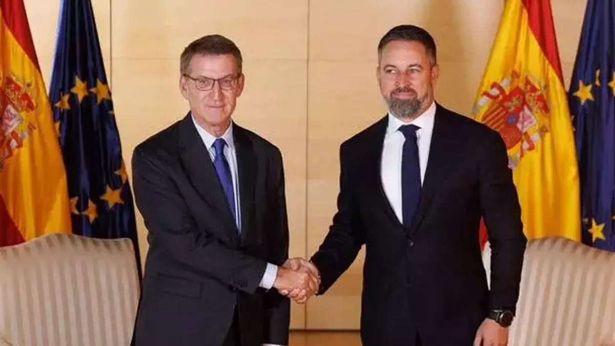 El presidente del Partido Popular Feijoo posando junto al presidente de VOX Santiago Abascal