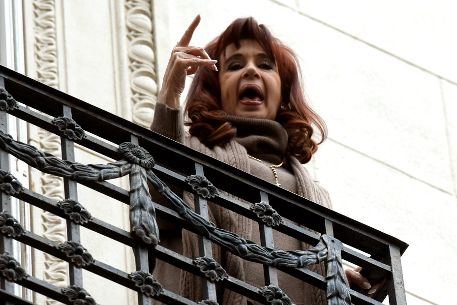 The prosecutor Luciani warned that Cristina violates her house of residence and could go to a common jail