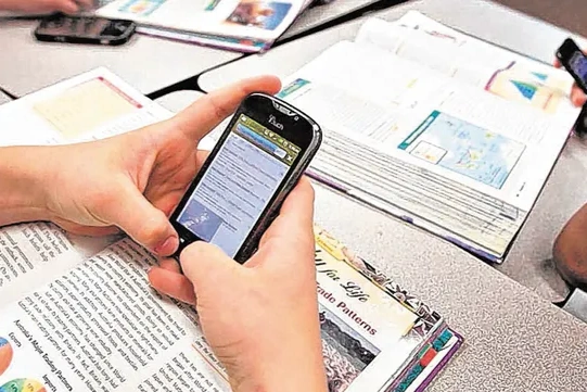 Un legislador propone un proyecto para prohibir el uso de celulares en los colegios de Córdoba