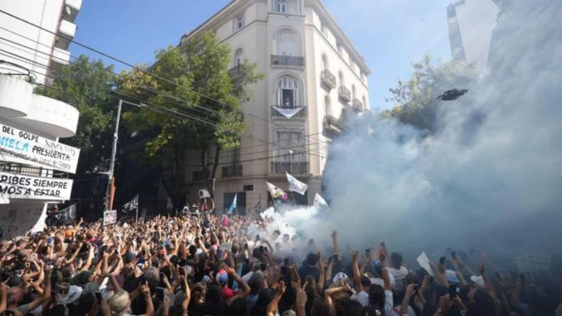 The former president hung a sign on her balcony and set fire to the demonstration.