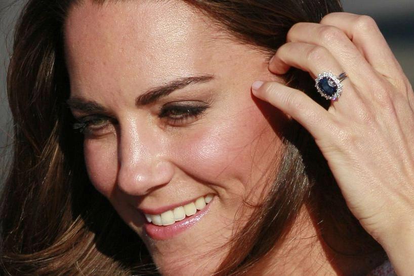 El oscuro secreto que esconde el anillo de compromiso que le dio el príncipe William a Kate Middleton