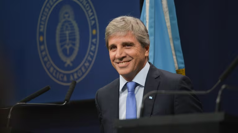 El ministro de Economía, Luis ''Toto'' Caputo