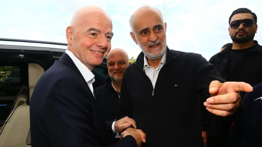Infantino junto a Mehdi Mohammad Nabi, vice presidente de la Federación Iraní de Fútbol