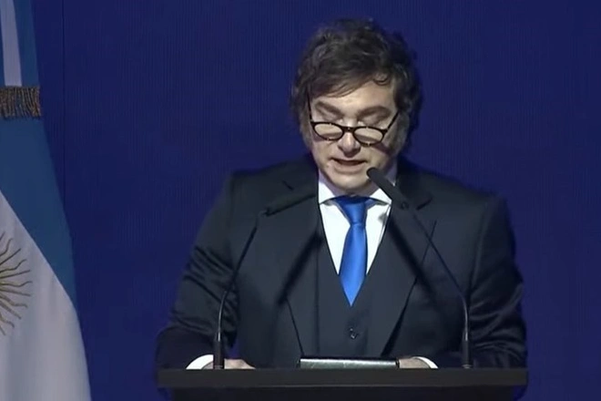 Milei reivindicó la baja de impuestos y la desregulación en una visita a Visa