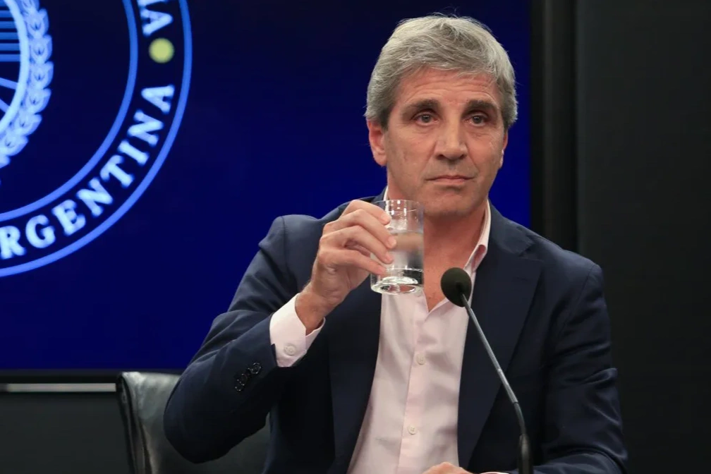 Luis Caputo destroyed those who ask to devalue to be competitive: “It makes me want to kick their ass to shit”