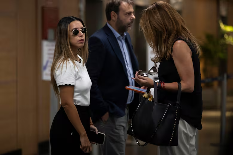 Agostina Paez junto a su abogada.