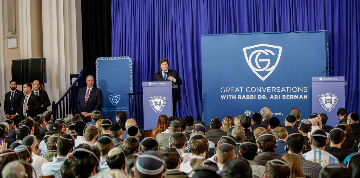 Milei fue ovacionado en la Universidad.