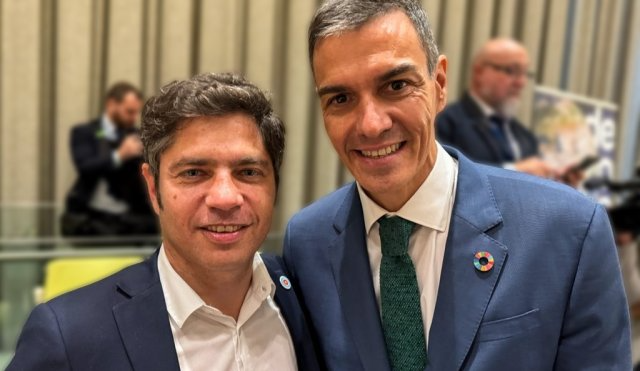 Kicillof junto al socialista Pedro Sánchez.