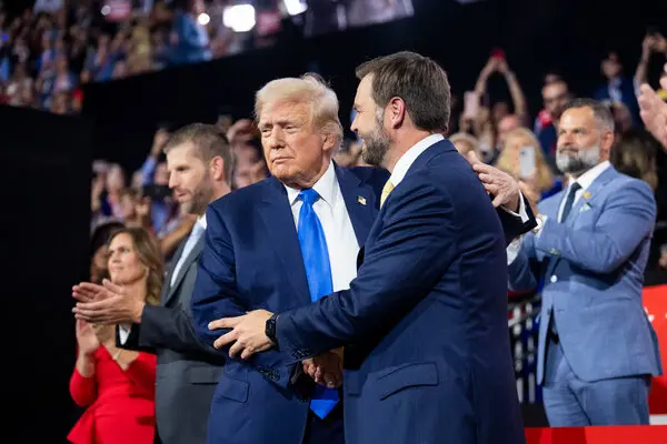 La Casa Blanca desmintió una 'fake news' del New York Times que inventaba una interna entre Trump y JD Vance