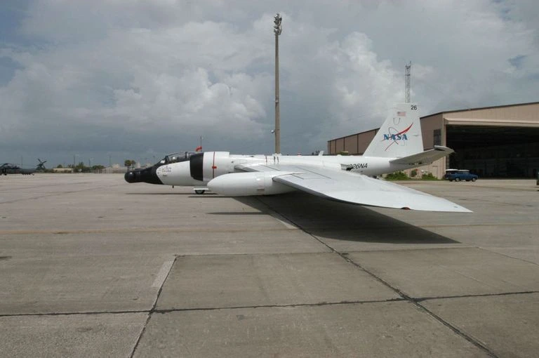 Uno de los aviones de gran altitud WB-57 de la NASA transportará un conjunto de cámaras a una altitud de hasta 15.000 metros (50.000 pies) para capturar imágenes de la corona solar durante el eclipse solar total del 12 de agosto. (NASA)
