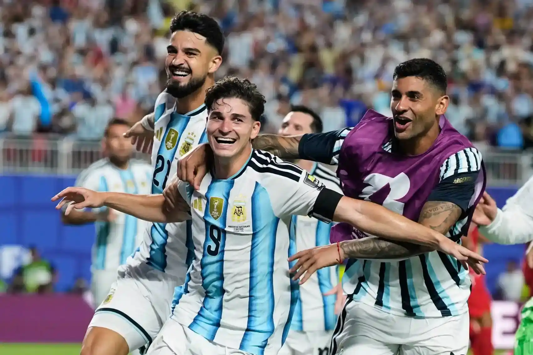 Gracias a la espulsión de Embolo y los goles de Julián Álvarez y Lautaro Martínez en el alargue, Argentina se impuso en un partido complicado ante Suiza