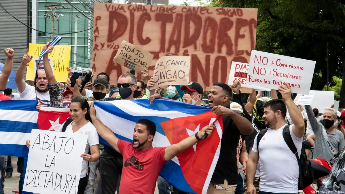 Cubans protesting against the Cuban dictatorship