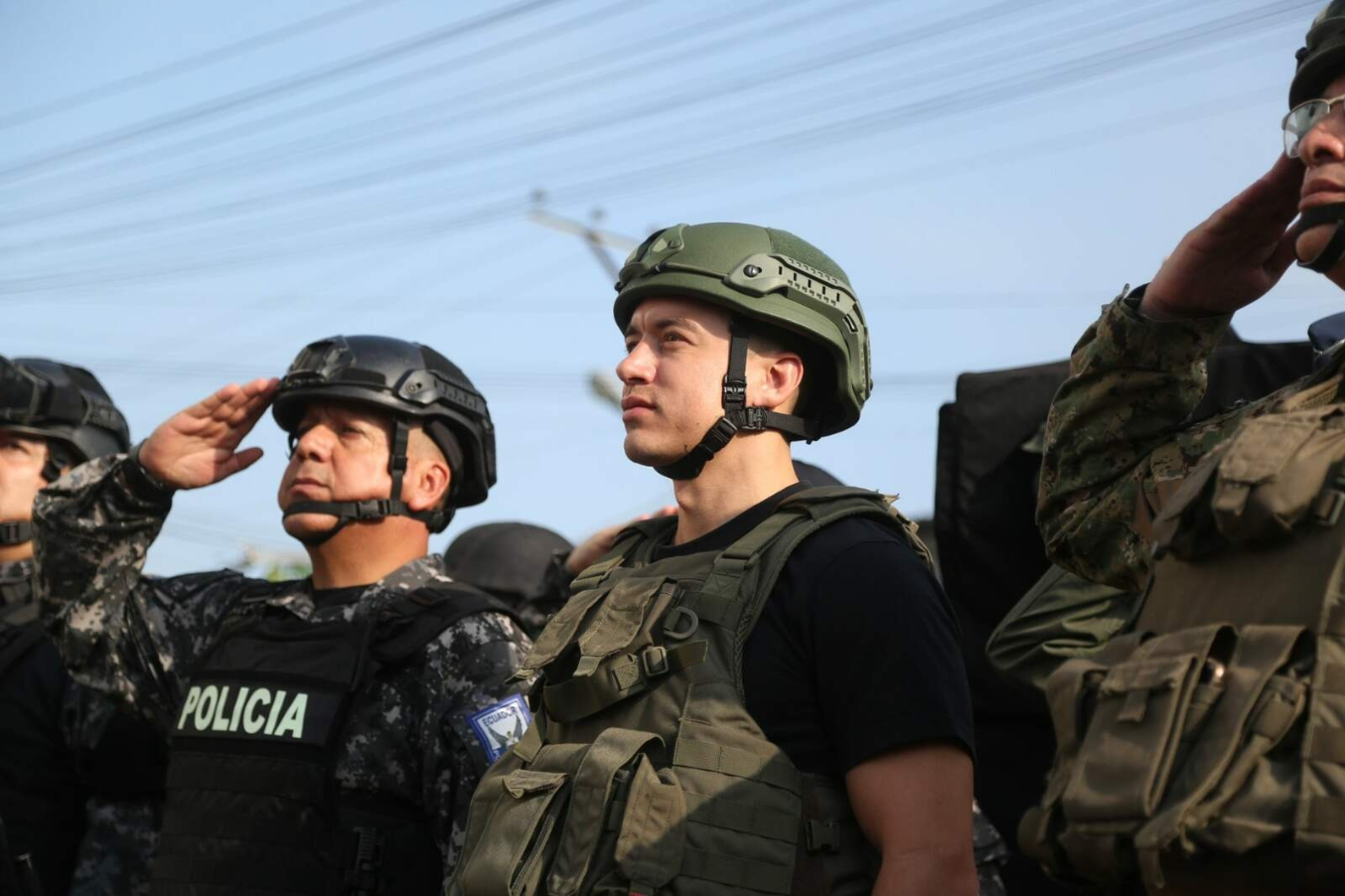 Daniel Noboa junto a policías ecuatorianos