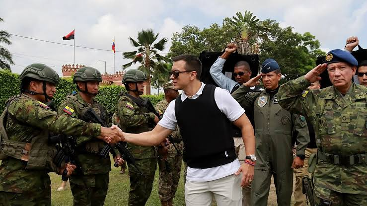 El presidente Daniel Noboa junto a miembros de las Fuerzas Armadas ecuatorianas