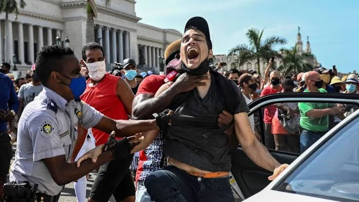 Manifestante cubano siendo arrestado en La Habana
