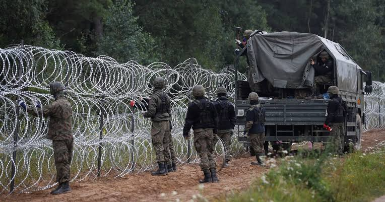Tropas del ejercito polaco en la frontera con Bielorrusia