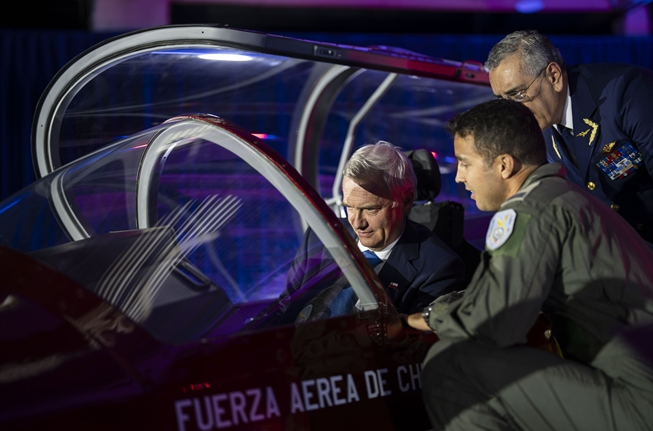 El presidente Jose Antonio Kast dentro del T-40 Newen