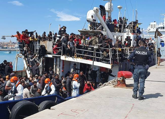 Inmigrantes ilegales llegando a Italia en barco