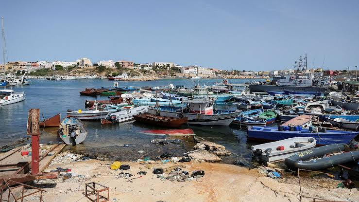 Barcos abandonados en la costa italiana usados para el transporte de migrantes ilegales