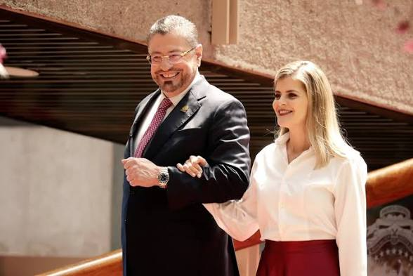 El actual presidente de Costa Rica Rodrigo Chaves junto a Laura Fernández