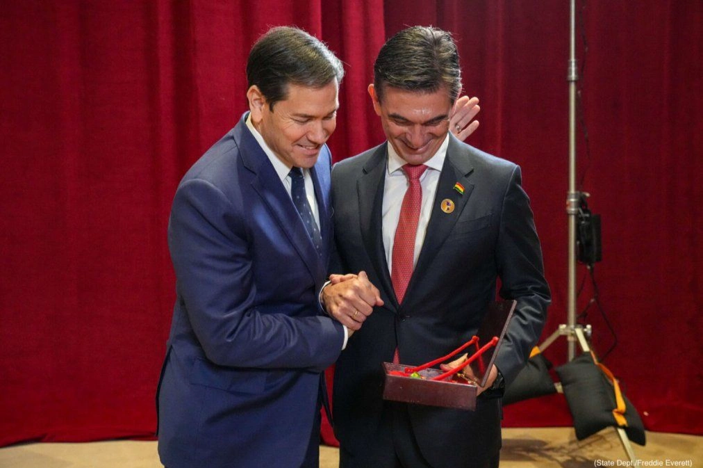 The United States returned a family crucifix to Rodrigo Paz in a symbolic diplomatic gesture