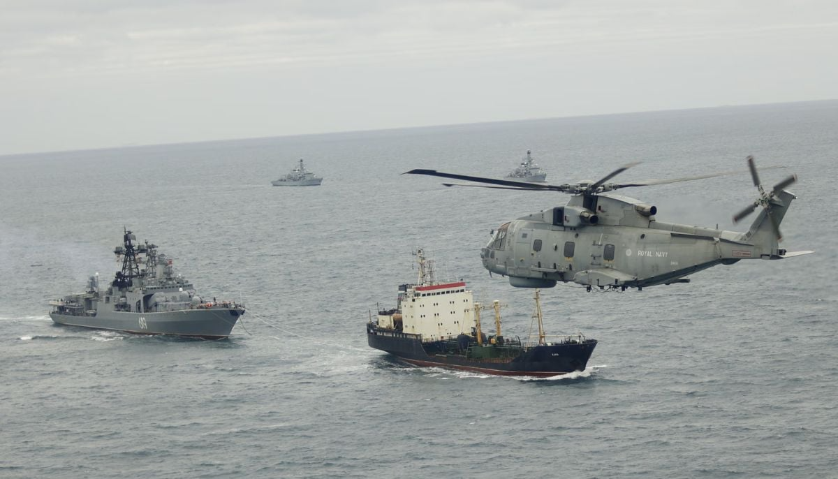 Buques y helicópteros británicos siendo desplegados para perseguir al submarino ruso