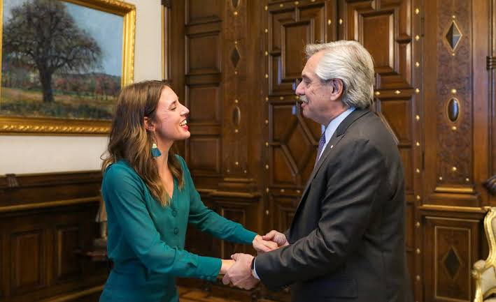 La comunista Irene Montero junto al expresidente Alberto Fernández