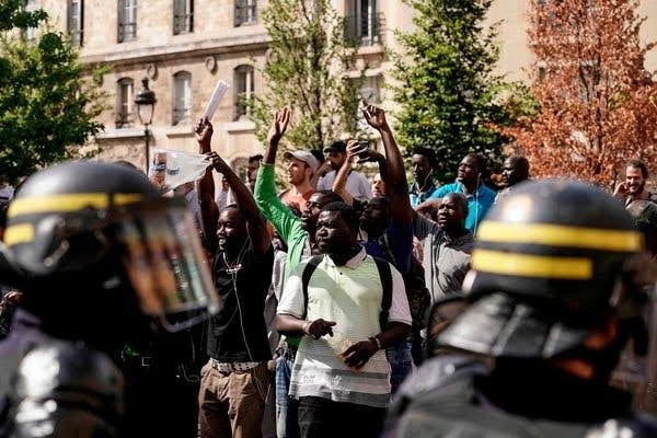 Inmigrantes ilegales protestando contra el gobierno francés