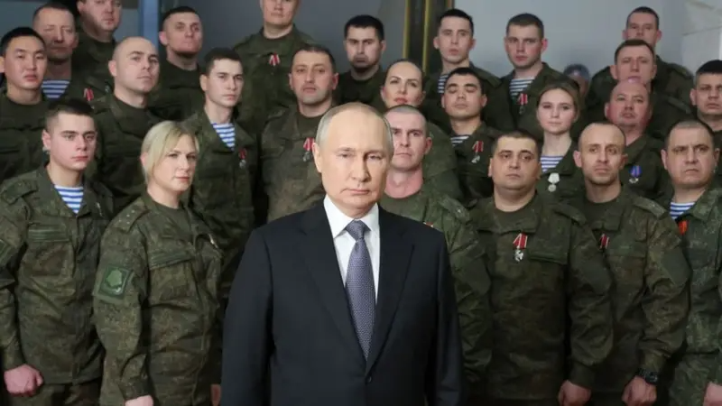 Vladimir Putin junto a soldados rusos