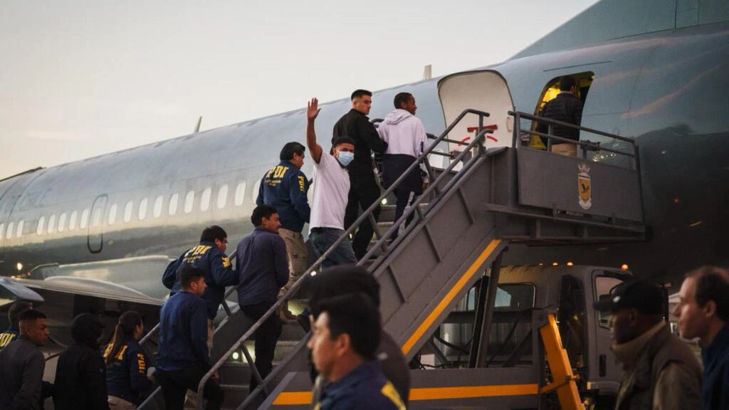 Inmigrantes ilegales siendo expulsados de Chile a través de vuelo